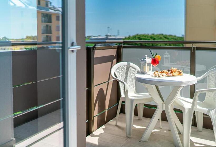 חדר סטנדרט לשלושה, Alexander