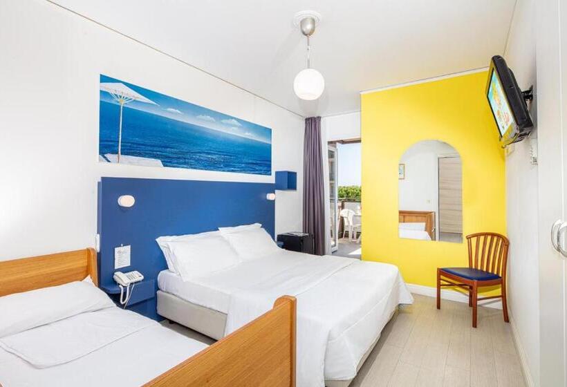 חדר סטנדרט לשלושה, Alexander