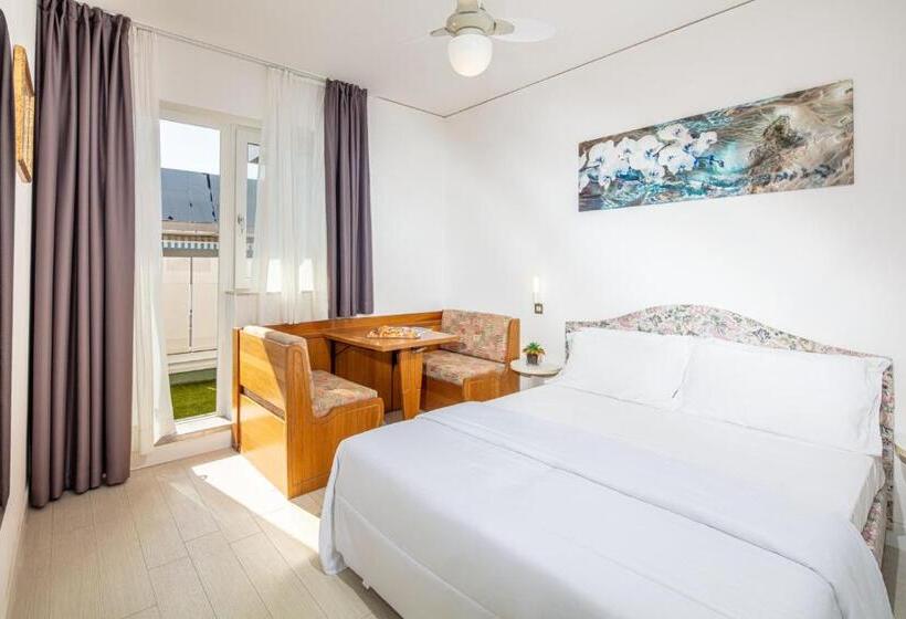 חדר משפחתי עם מיטת קומתיים, Alexander