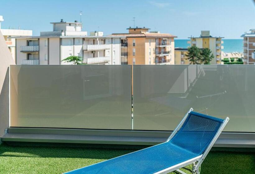 חדר משפחתי נוף לים, Alexander