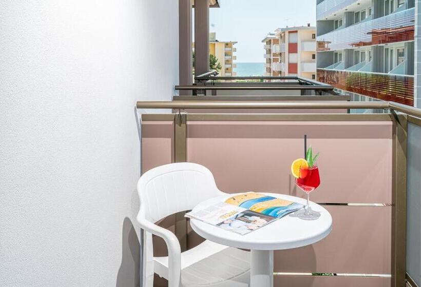 חדר משפתחתי סופריור, Alexander