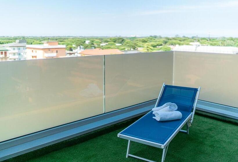 חדר דלוקס, Alexander