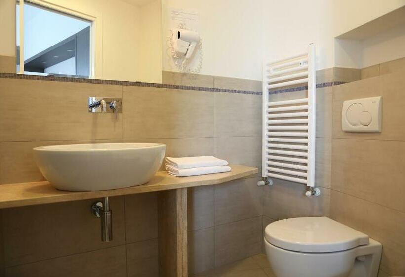 غرفة قياسية مزوَّدة بشُرفة, Beatrice