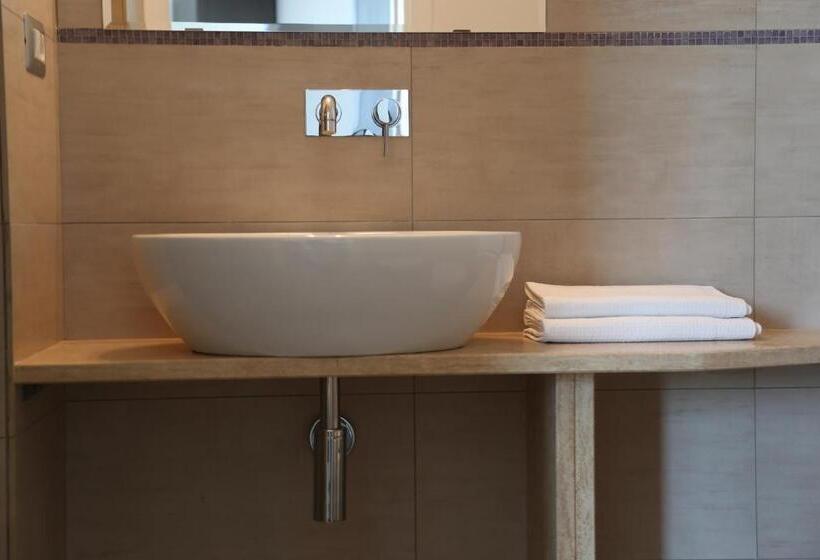 غرفة قياسية مزوَّدة بشُرفة, Beatrice