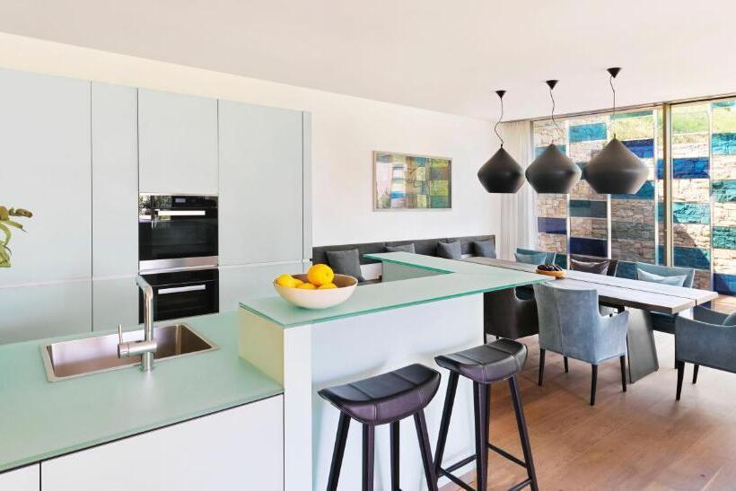 标准三人间, Eden Reserve