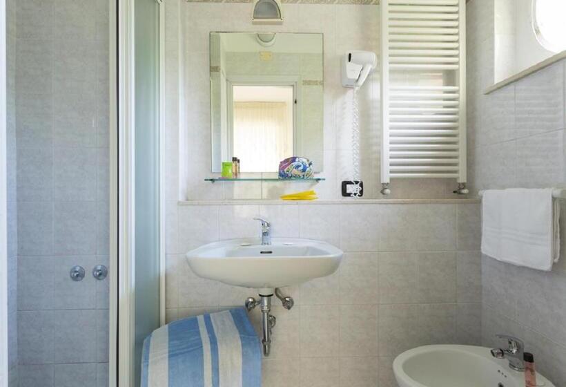 חדר סטנדרט לשלושה עם מרפסת, Garden