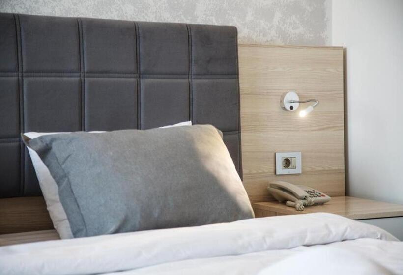 디럭스 룸, Leto City