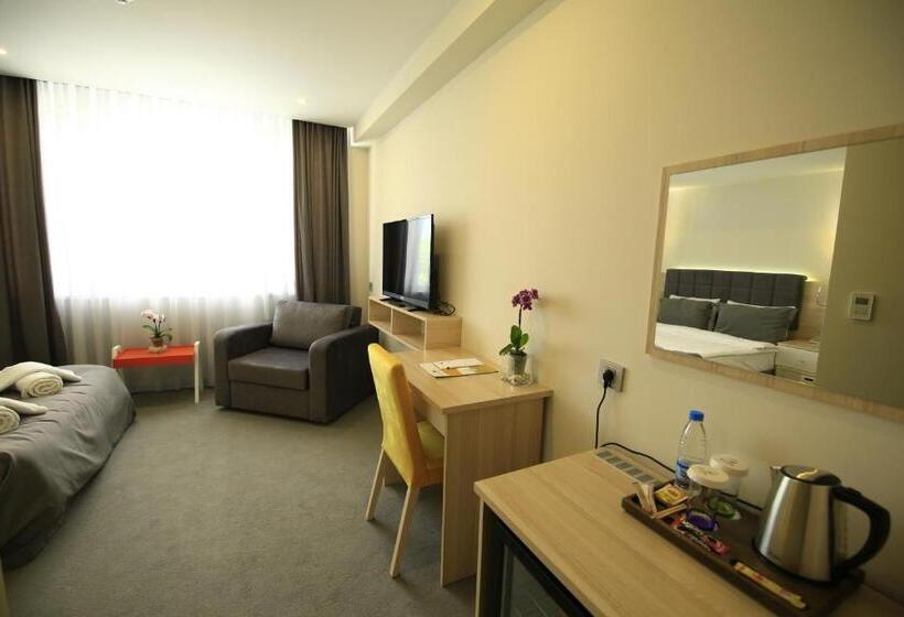 주니어 스위트, Leto City