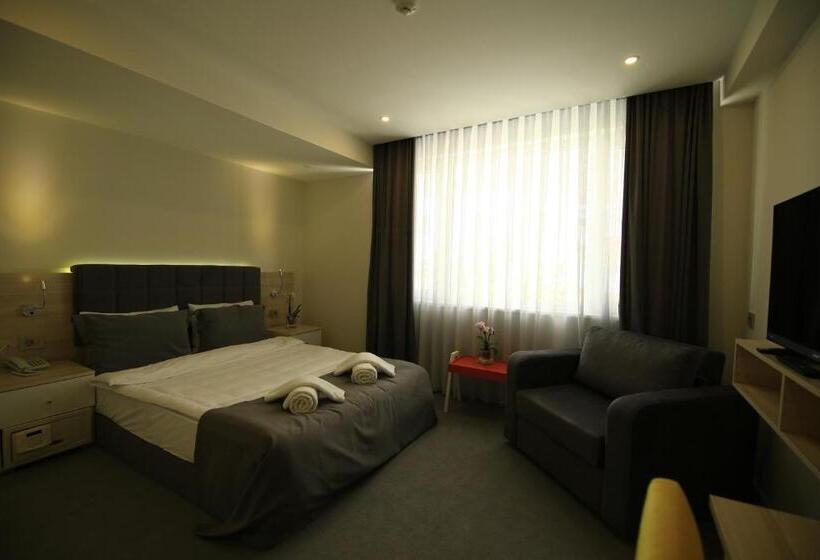 주니어 스위트, Leto City