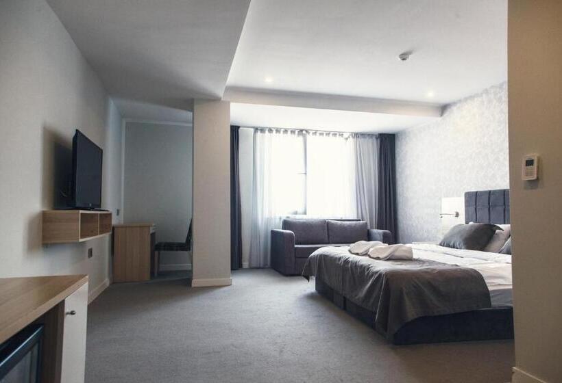 주니어 스위트, Leto City