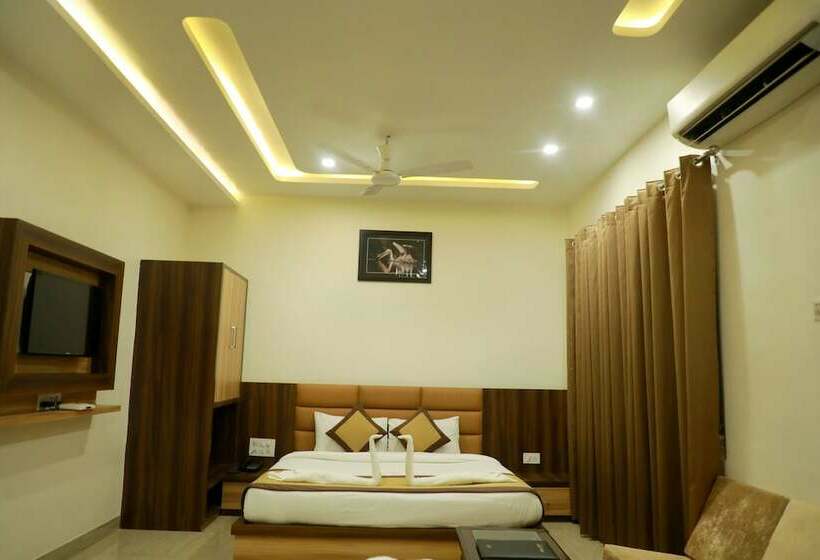 غرفة عائلية, Maggo