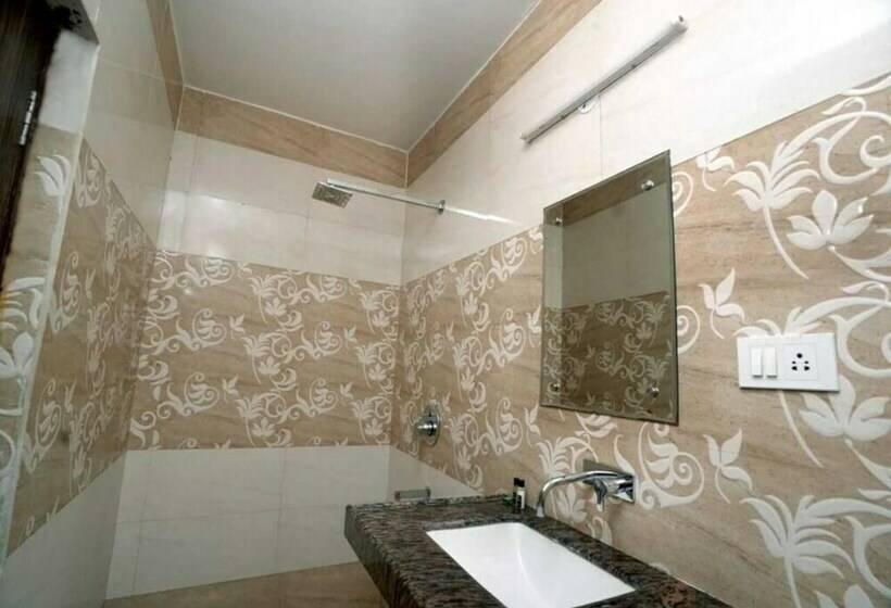 غرفة عائلية, Maggo