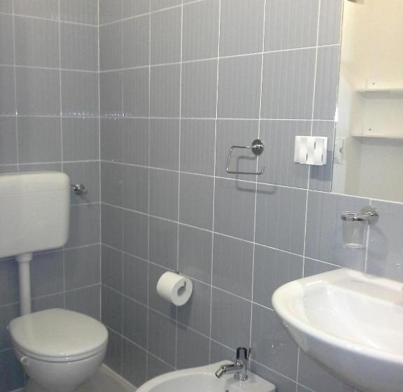 غرفة قياسية, All My Home