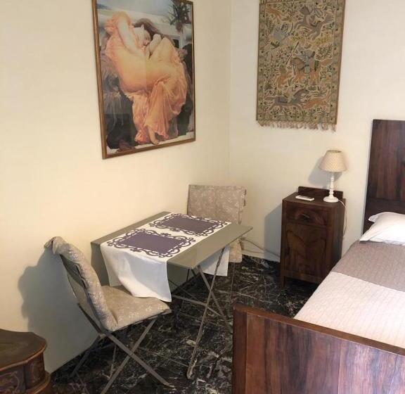 غرفة قياسية مع حمام خارجي, All My Home