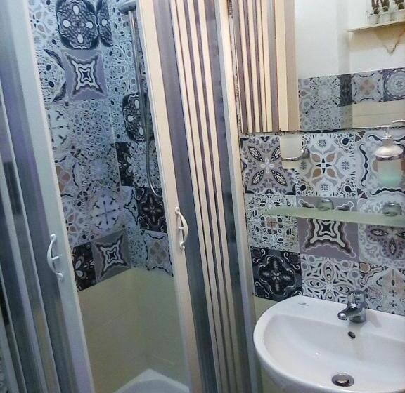 غرفة قياسية مع حمام خارجي, All My Home