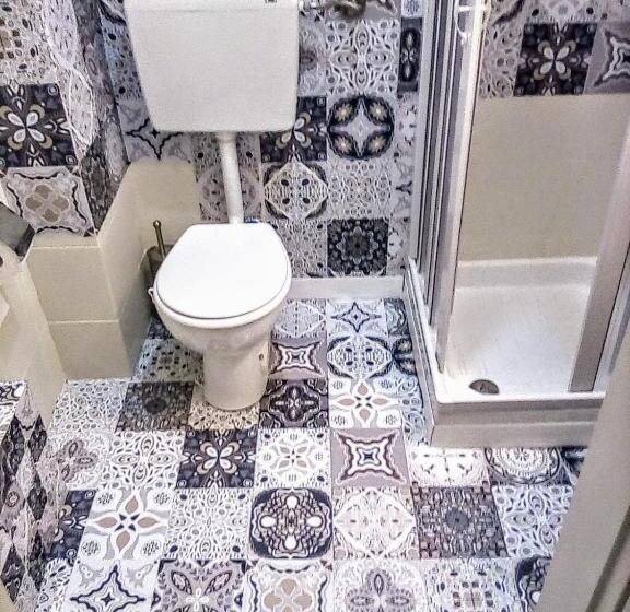 غرفة قياسية مع حمام خارجي, All My Home