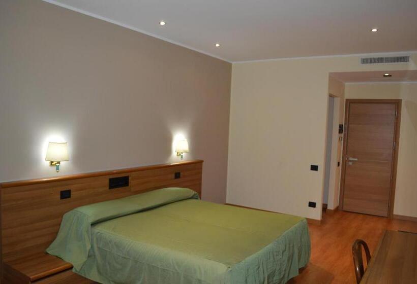 Camera Standard, Canadian