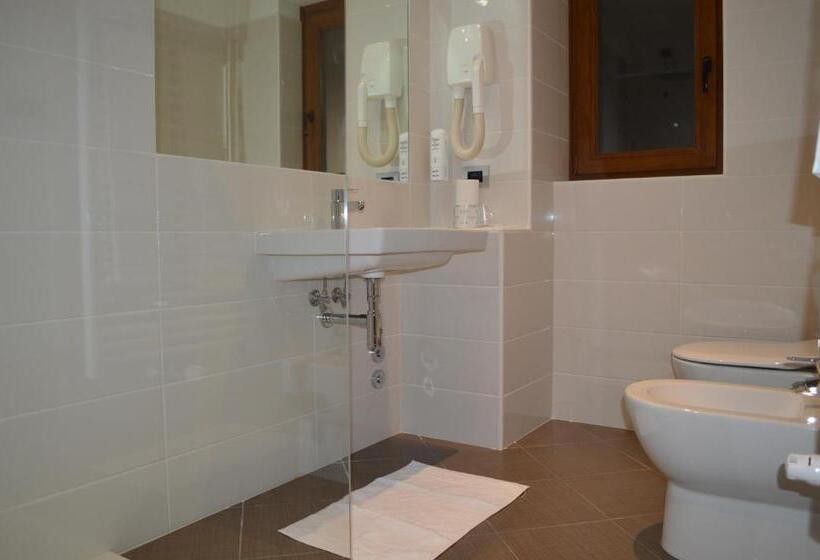 Camera Standard, Canadian