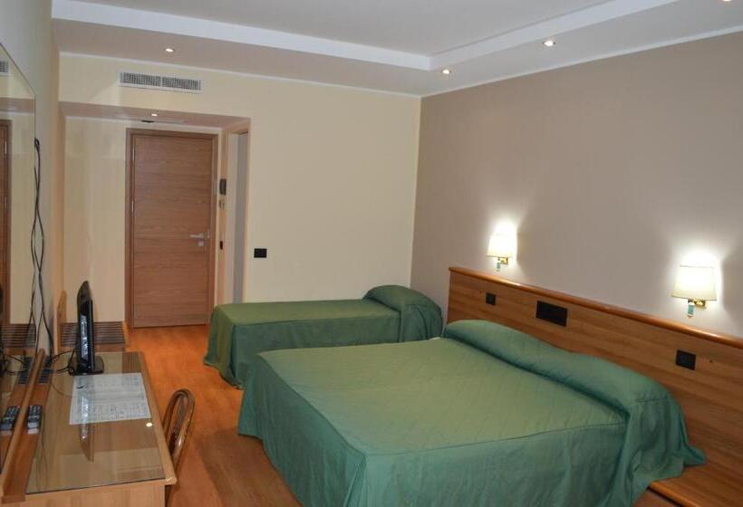 Camera Tripla Standard, Canadian