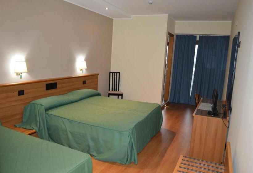 Camera Tripla Standard, Canadian