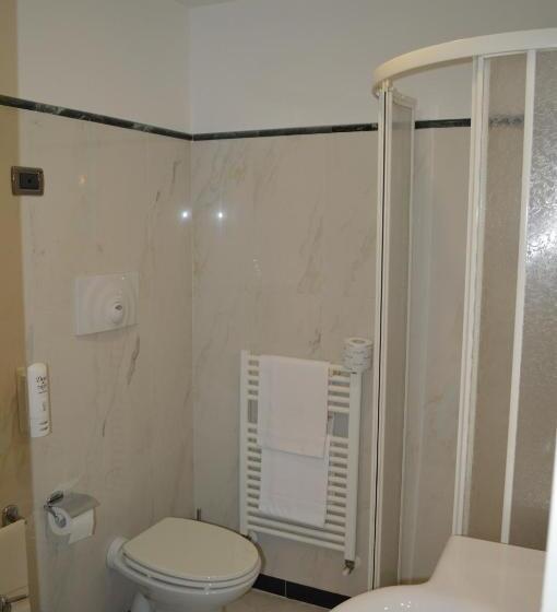 Camera Quadrupla Standard, Canadian