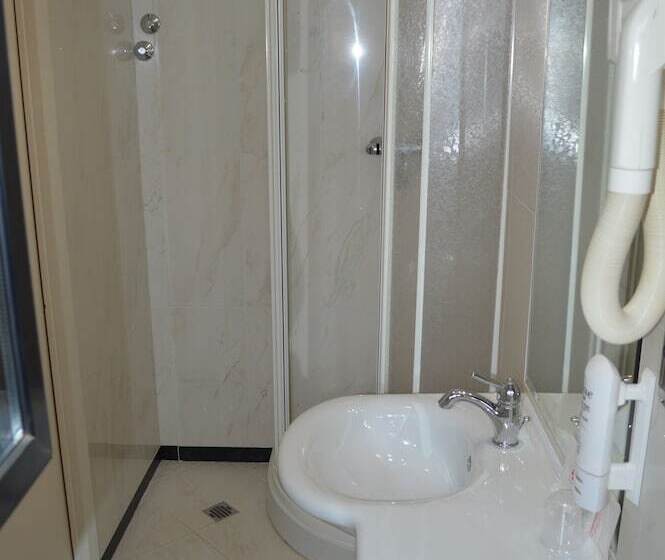 Camera Standard, Canadian