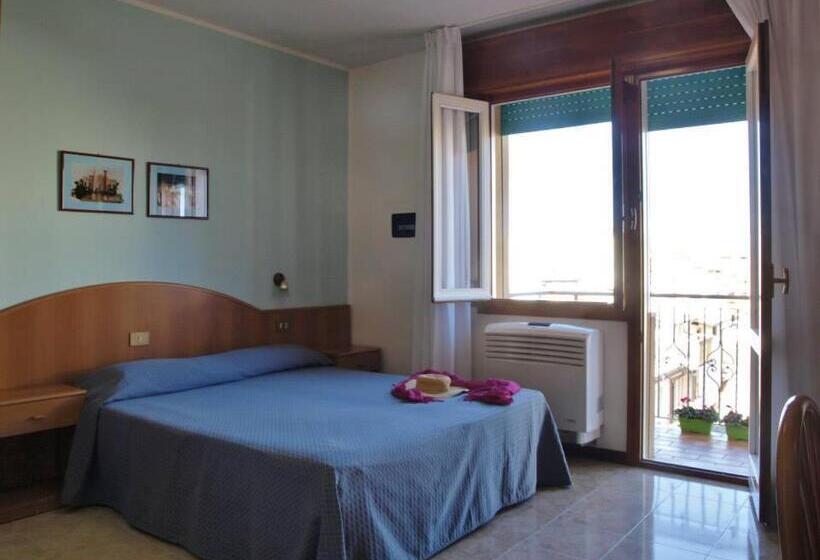 חדר סטנדרט לשלושה, Fornaro