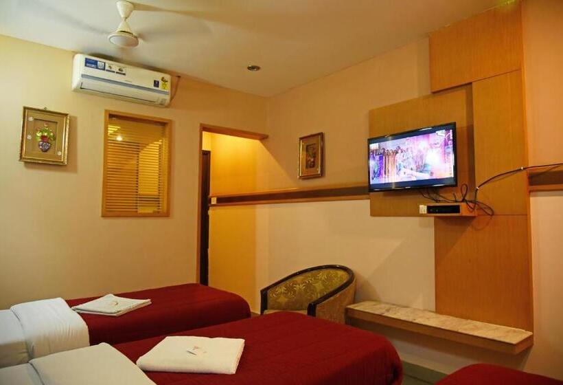 Economy Triple Room, Grand Choice