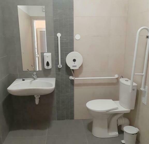 חדר סטנדרט מותאם לאדם עם מוגבלויות, Ubytovna Kubra