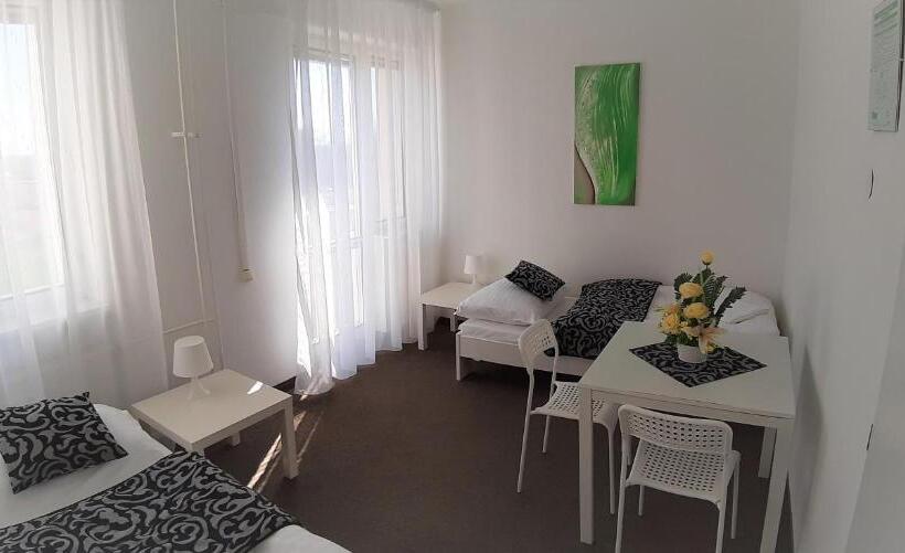 חדר סטנדרט מותאם לאדם עם מוגבלויות, Ubytovna Kubra