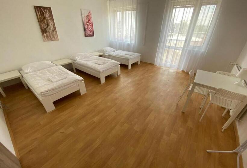 חדר סטנדרט לשלושה עם חדר אמבטיה משוף, Ubytovna Kubra