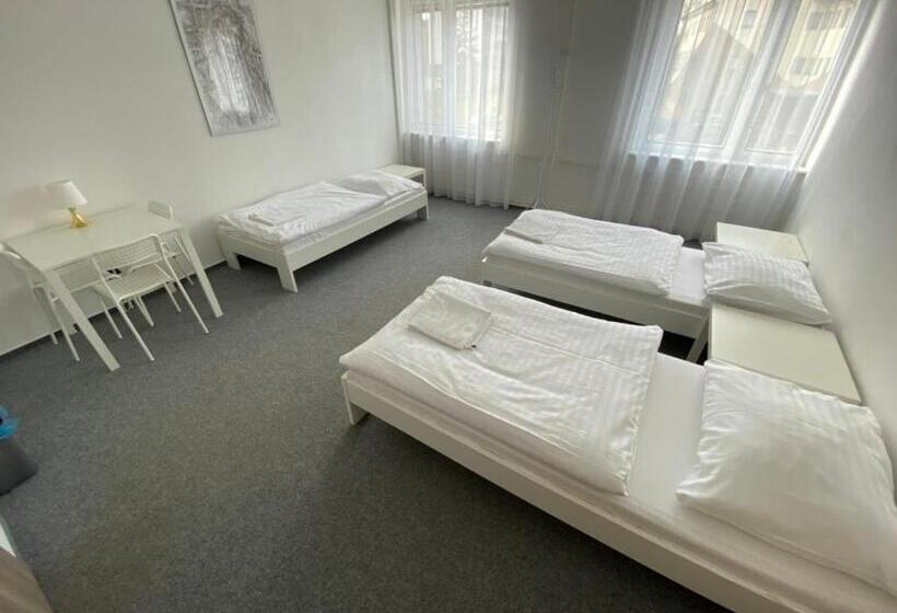 חדר סטנדרט לשלושה עם חדר אמבטיה משוף, Ubytovna Kubra