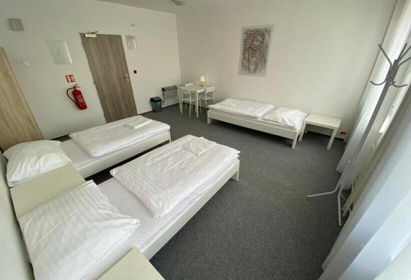 חדר סטנדרט לשלושה עם חדר אמבטיה משוף, Ubytovna Kubra