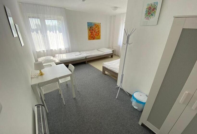 חדר סטנדרט לשלושה עם חדר אמבטיה משוף, Ubytovna Kubra