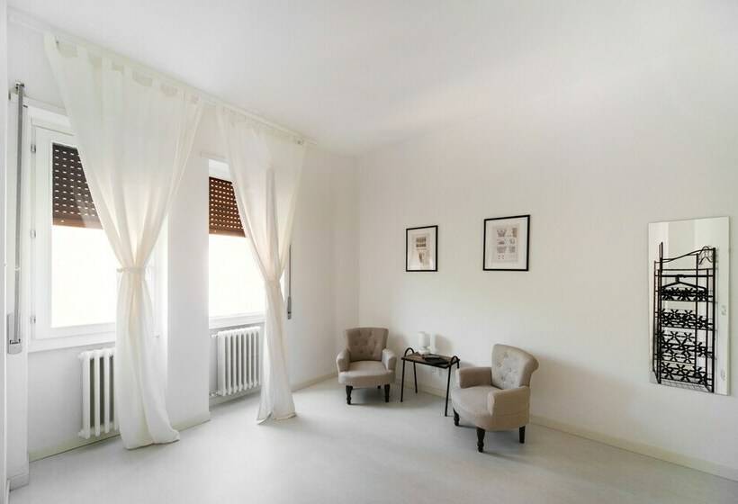 اتاق استاندارد با سرویس بهداشتی مشترک, Casa Italia