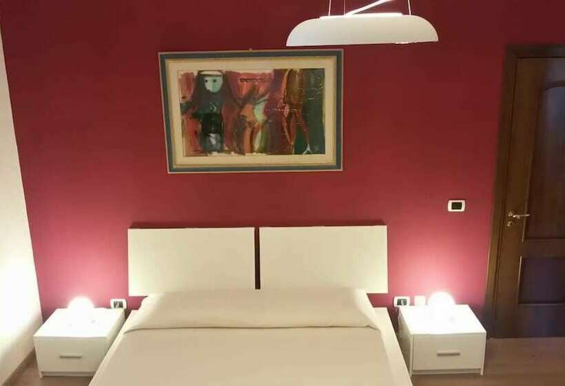 Habitació Triple Estàndard, Def House