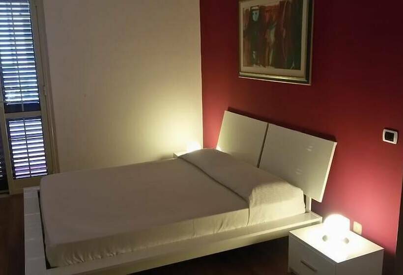 Habitació Triple Estàndard, Def House