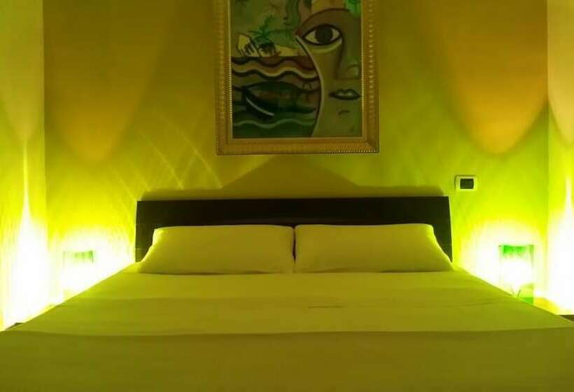 Habitació Estàndard, Def House