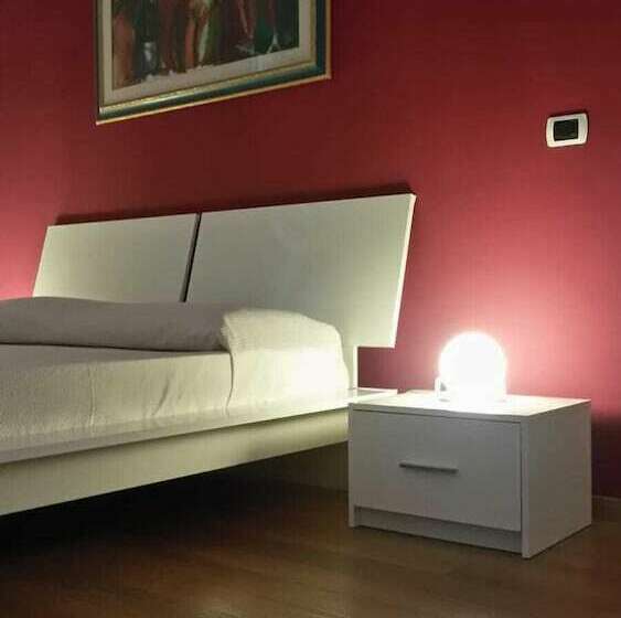 Habitació Triple Estàndard, Def House