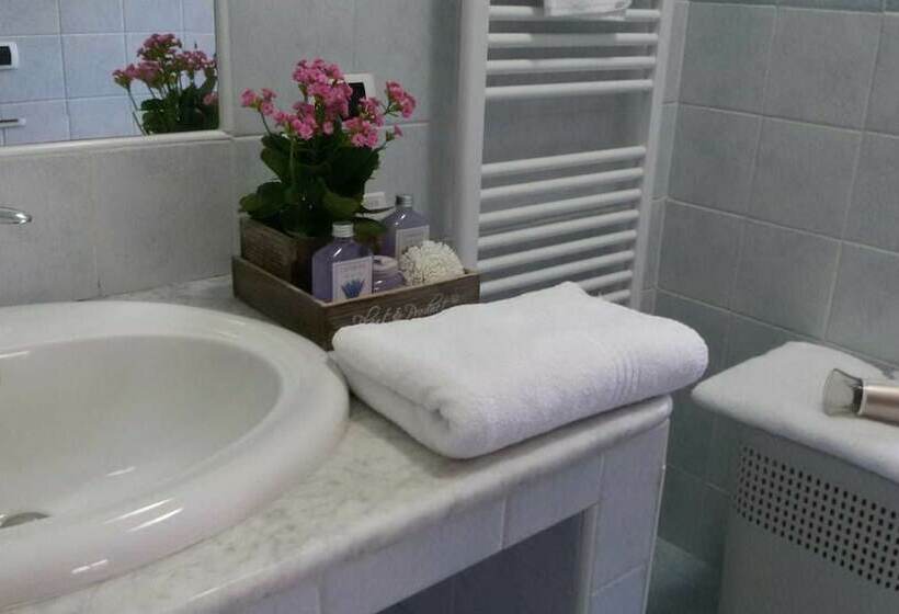 Habitació Triple Estàndard, Def House