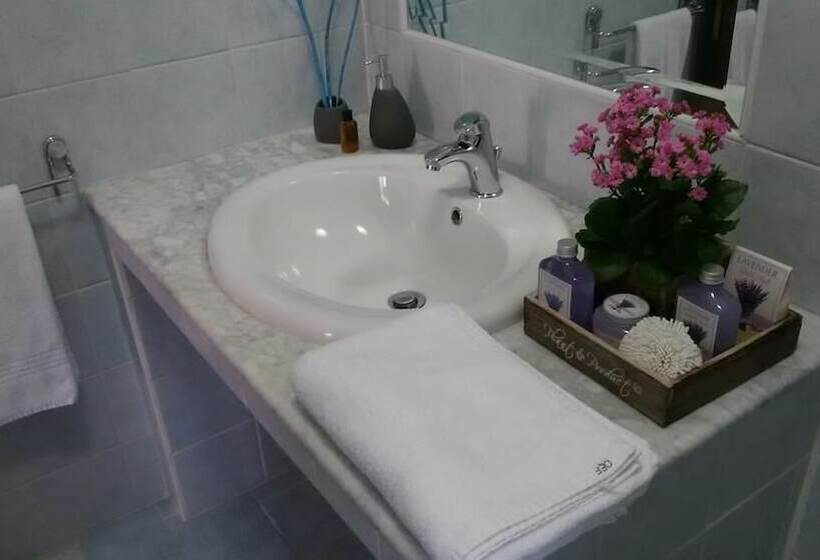 Habitació Triple Estàndard, Def House