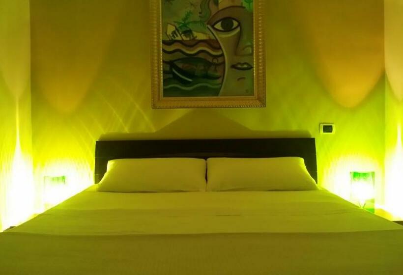 Habitació Estàndard, Def House