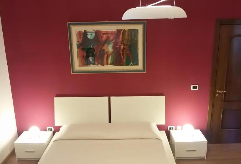 Habitació Triple Estàndard, Def House