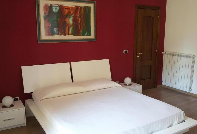 Habitació Triple Estàndard, Def House