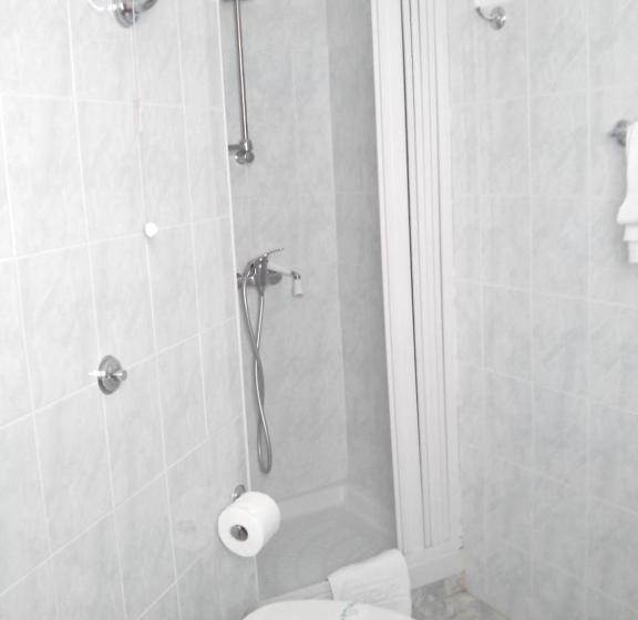 베이직 3인 룸, Celestina