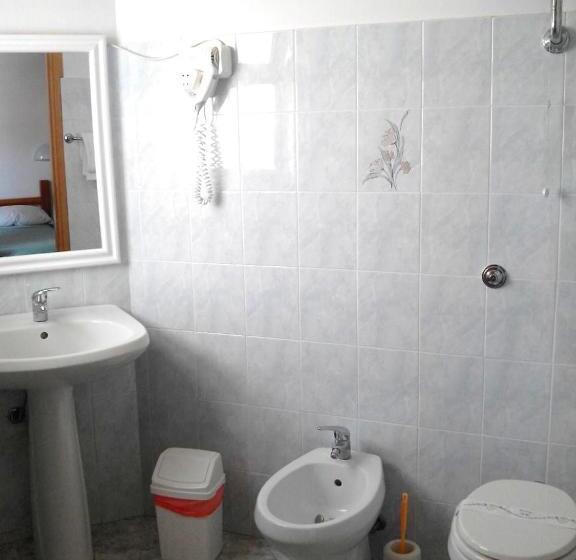 베이직 3인 룸, Celestina