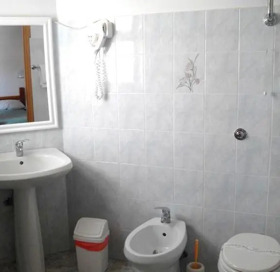 Basic Kolmen Hengen Huone, Celestina