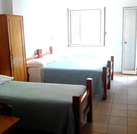 Basic Kolmen Hengen Huone, Celestina