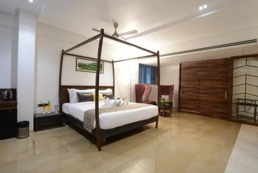 Suite, Maple Ivy