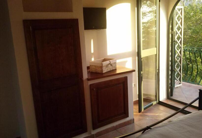 غرفة قياسية مطلّة علي البحر, Feudo Di Plutino